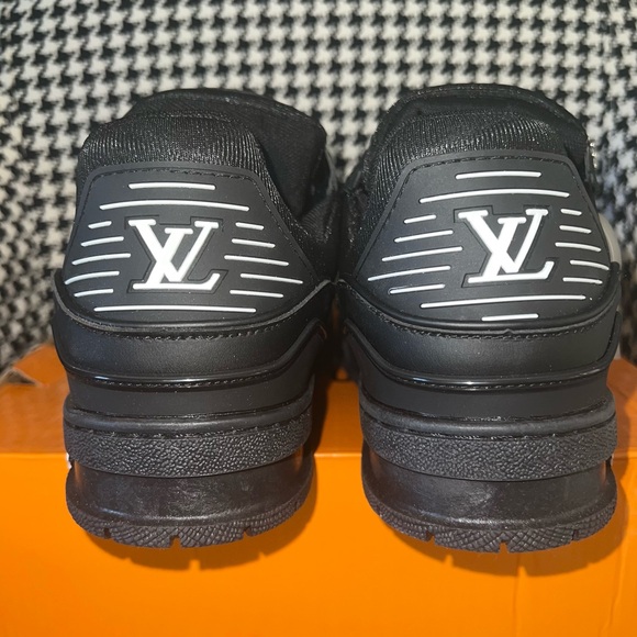 “UA” LV Trainers - Picture 4 of 6